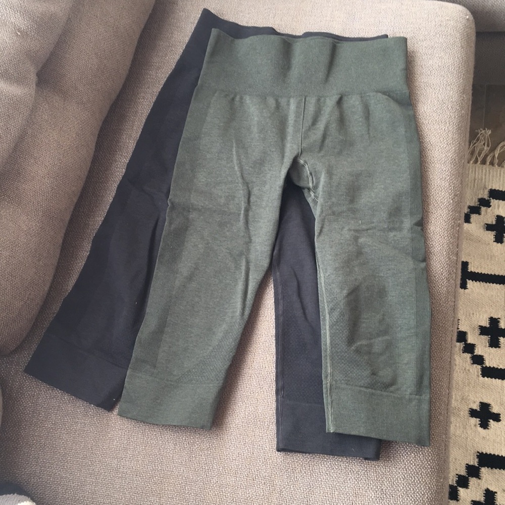 SOLD- pairs of Lululemon crops size 6